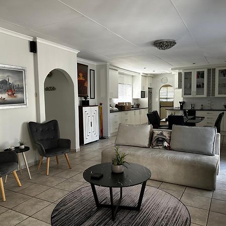 Afrisky Guest House Kempton Park Exterior foto